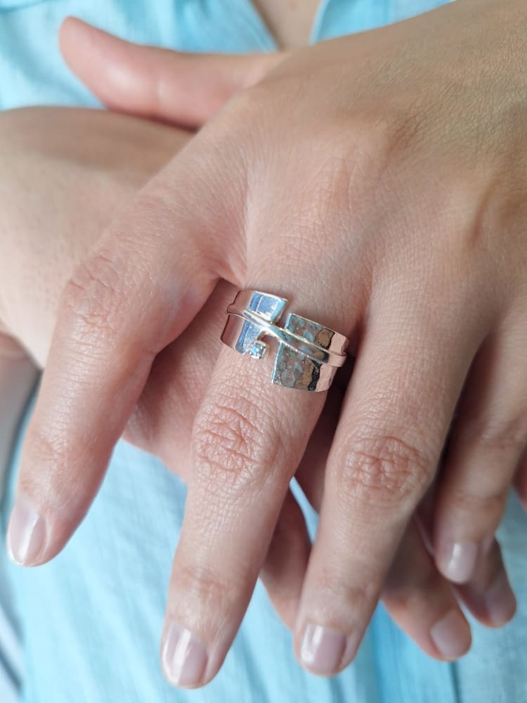 ANILLO SEMI ABIERTO MARTILLADO Y LISO
