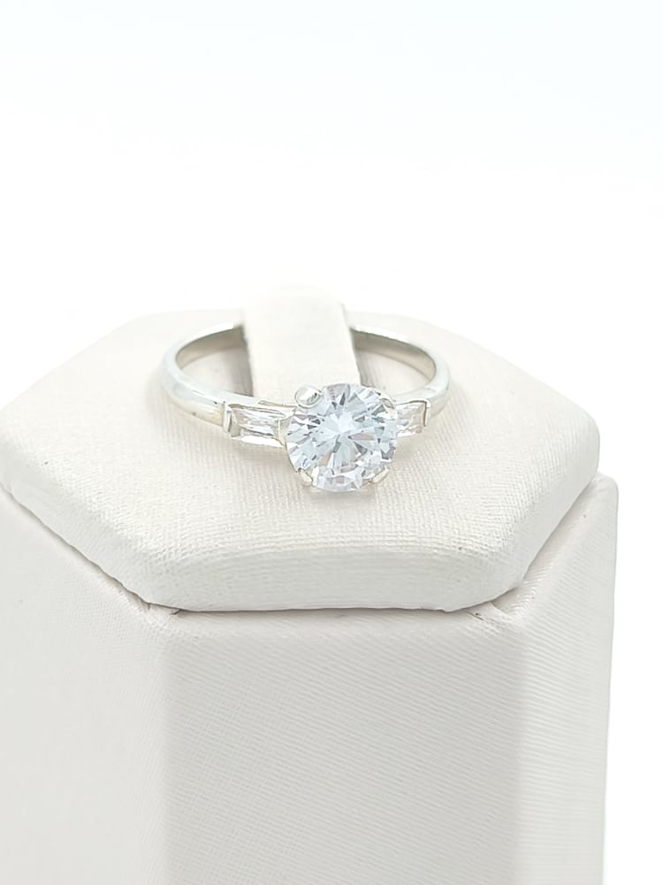 ANILLO SOLITARIO CON LATERALES BAGUETT