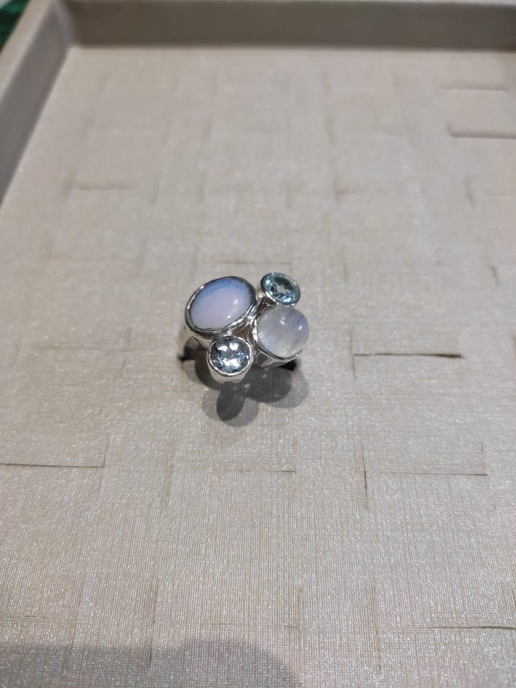 ANILLO DE PLATA CON PIEDRA LUNA Y TOPACIOS AZULES