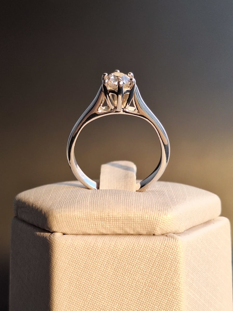 ANILLO SOLITARIO DE ORO BLANCO CON DIAMANTE después