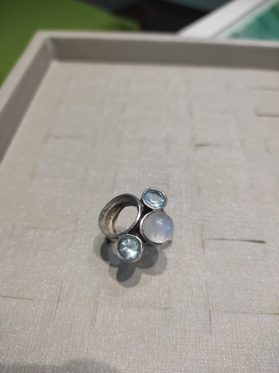 ANILLO DE PLATA CON PIEDRA LUNA Y TOPACIOS AZULES antes