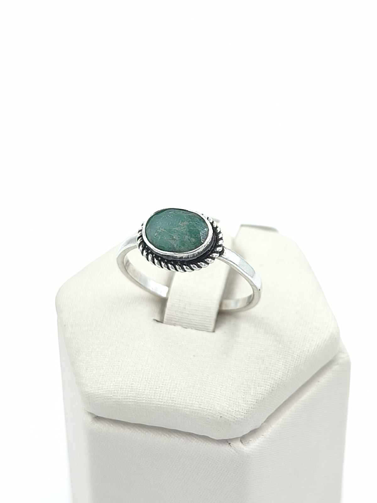 ANILLO CON RAÍZ DE ESMERALDA