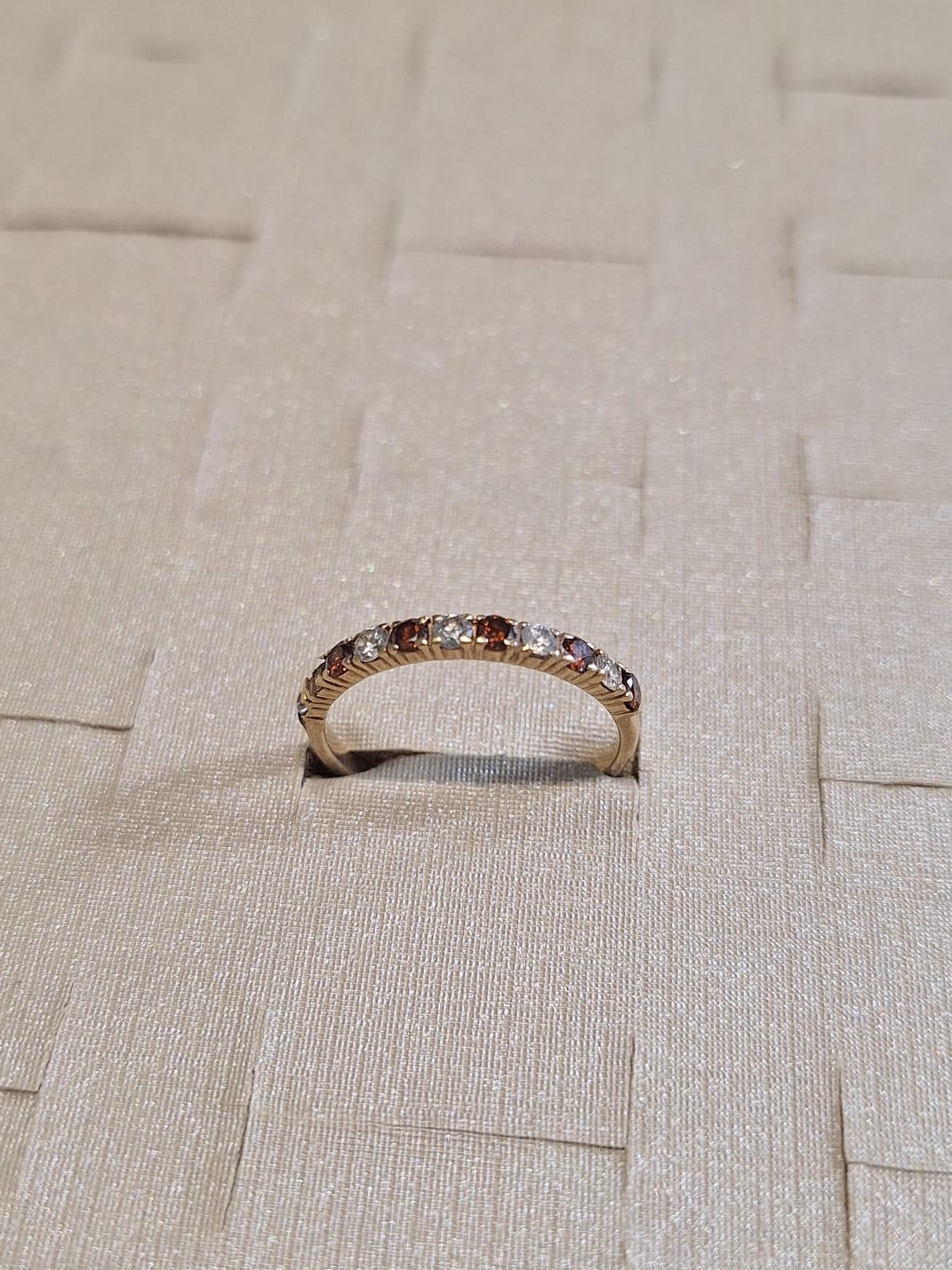 ANILLO MEDIO SIN FIN DE ORO CON TOPACIOS CAFÉ Y DIAMANTES