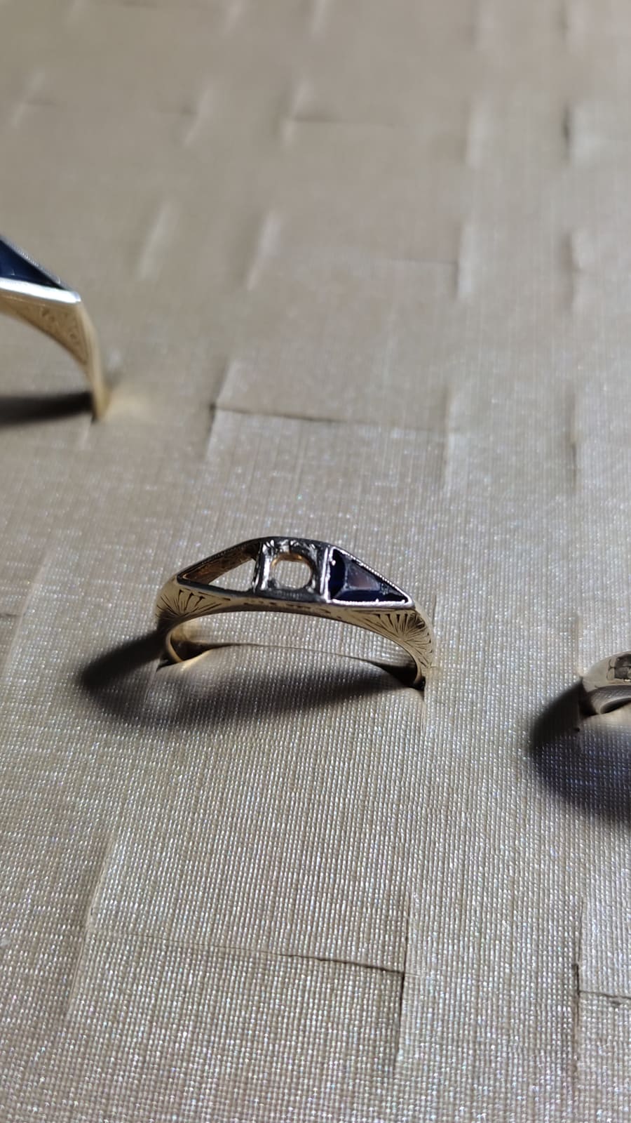 ANILLO DE ORO CON CRISTALES AZULES
