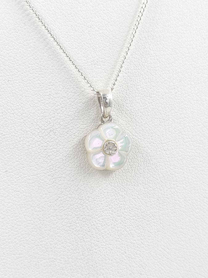 DIJE CON FLOR DE NÁCAR