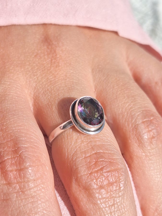 ANILLO CON TOPACIO MÍSTICO