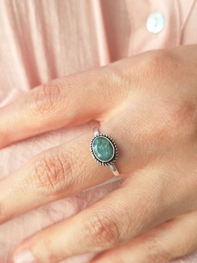 ANILLO CON RAÍZ DE ESMERALDA