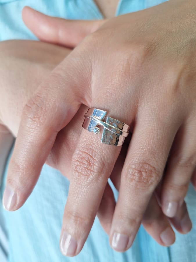 ANILLO SEMI ABIERTO MARTILLADO Y LISO