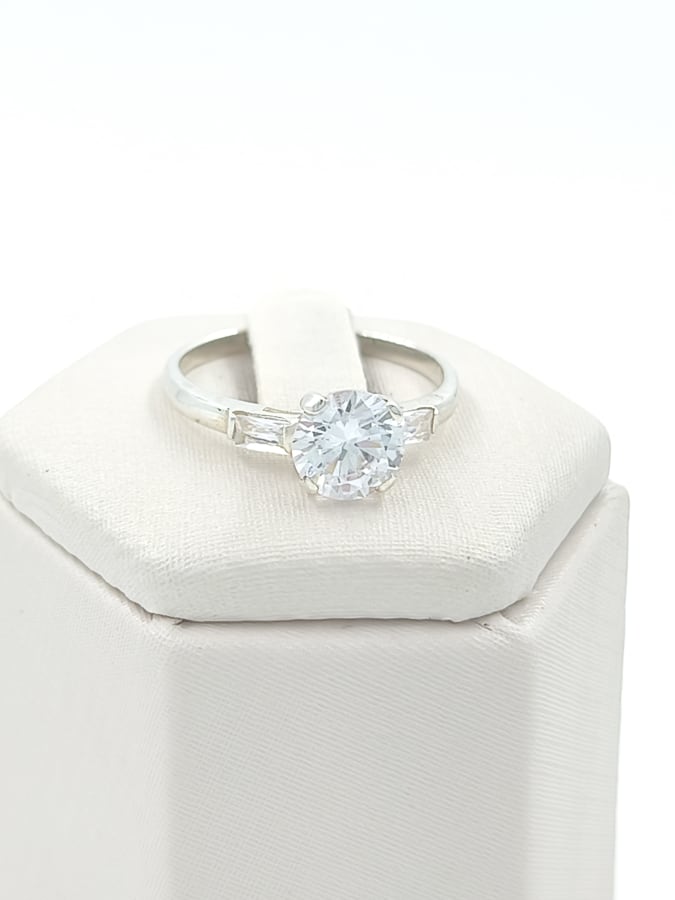 ANILLO SOLITARIO CON LATERALES BAGUETT