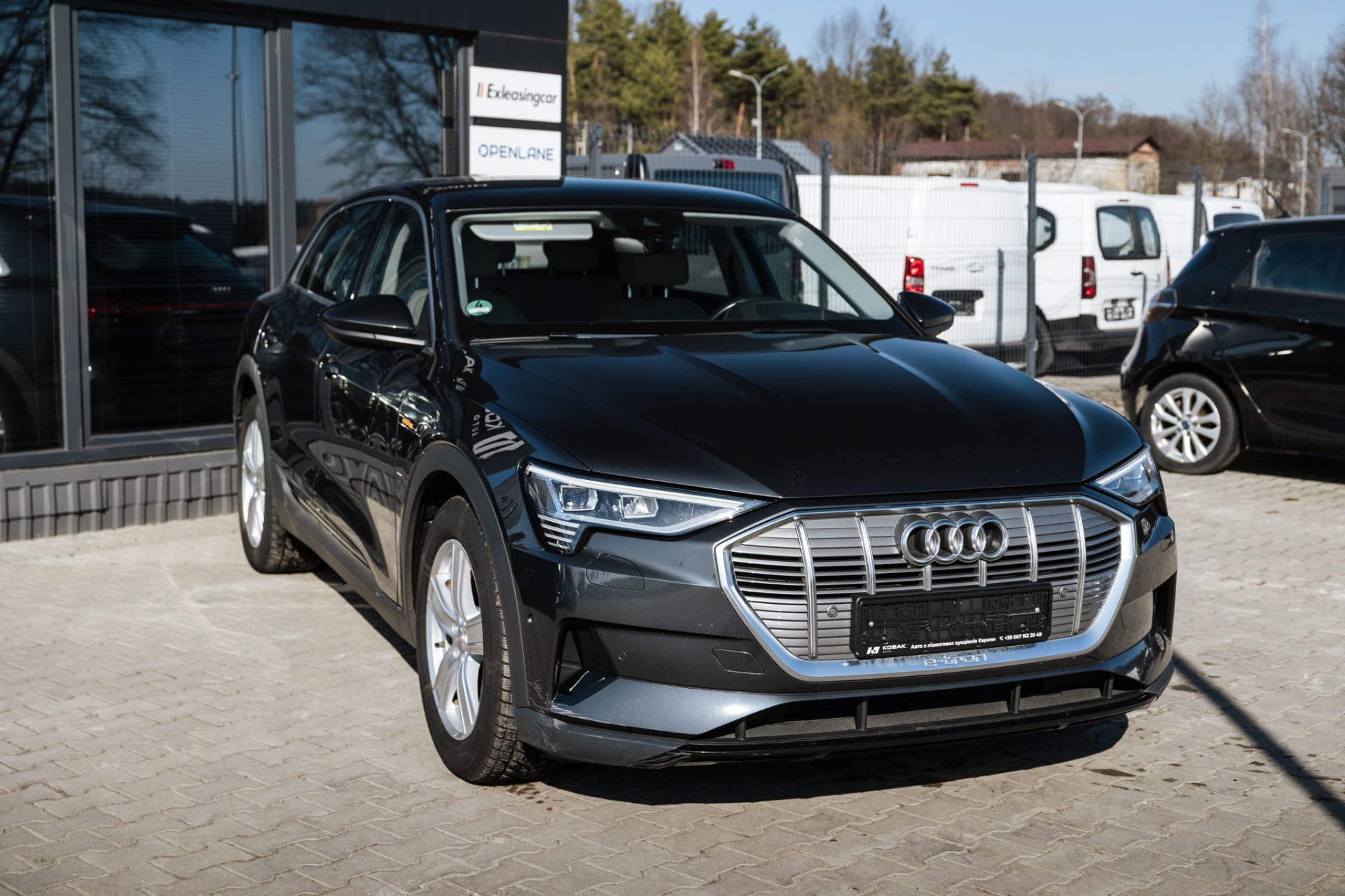AUDI E-TRON thumbnail 3