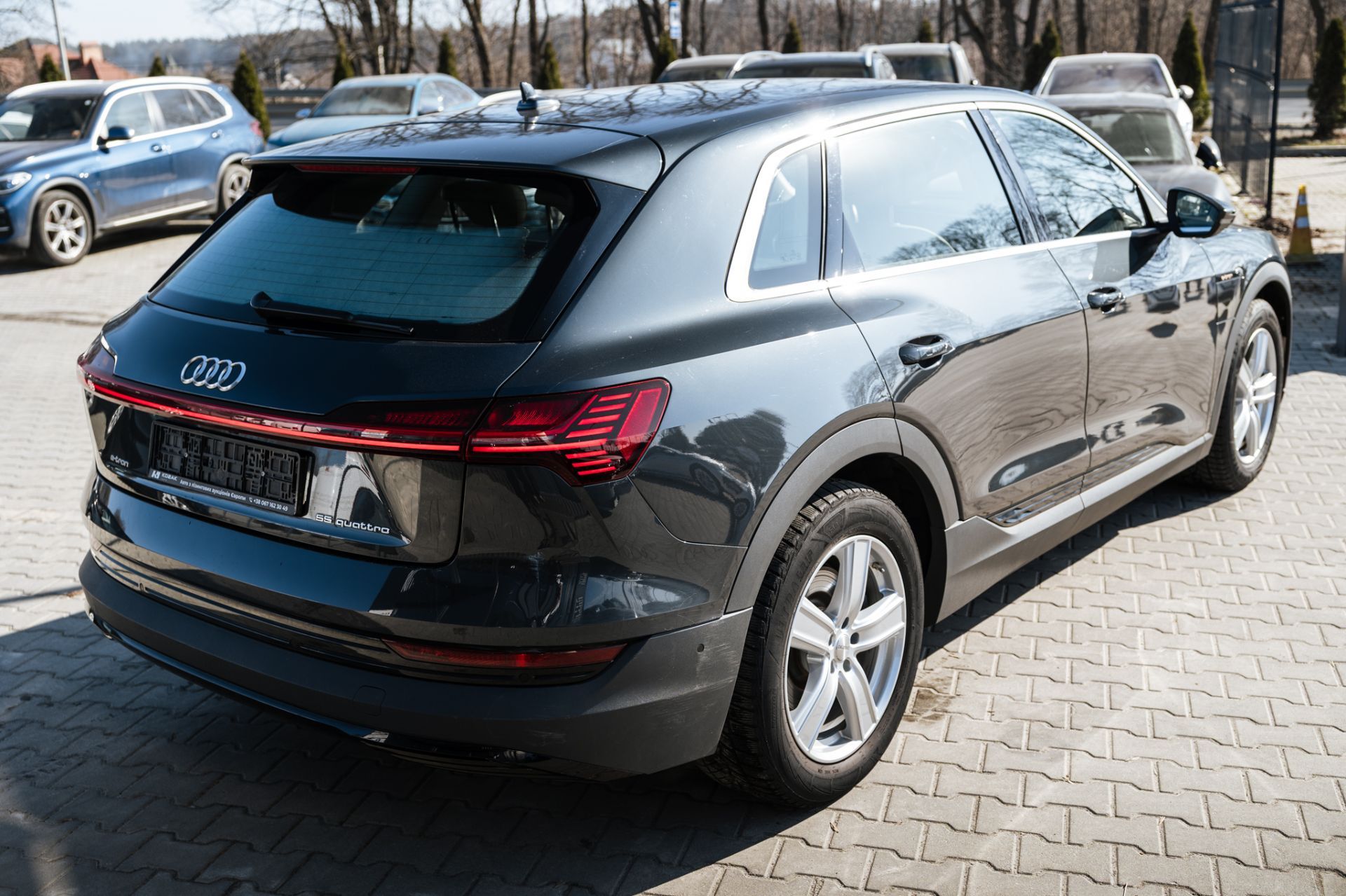 AUDI E-TRON thumbnail 4