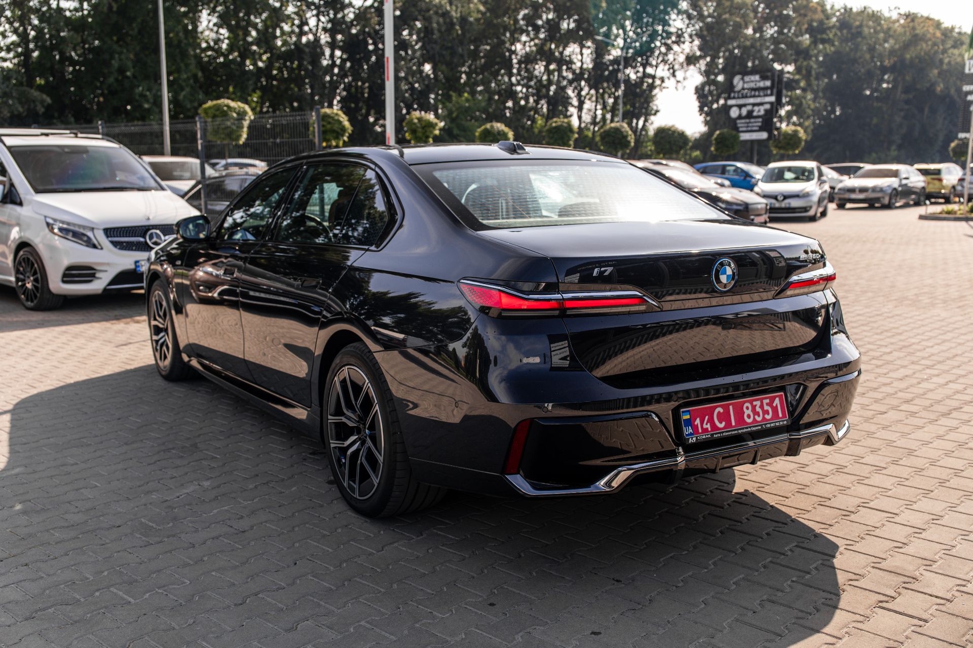 BMW I7  thumbnail 4