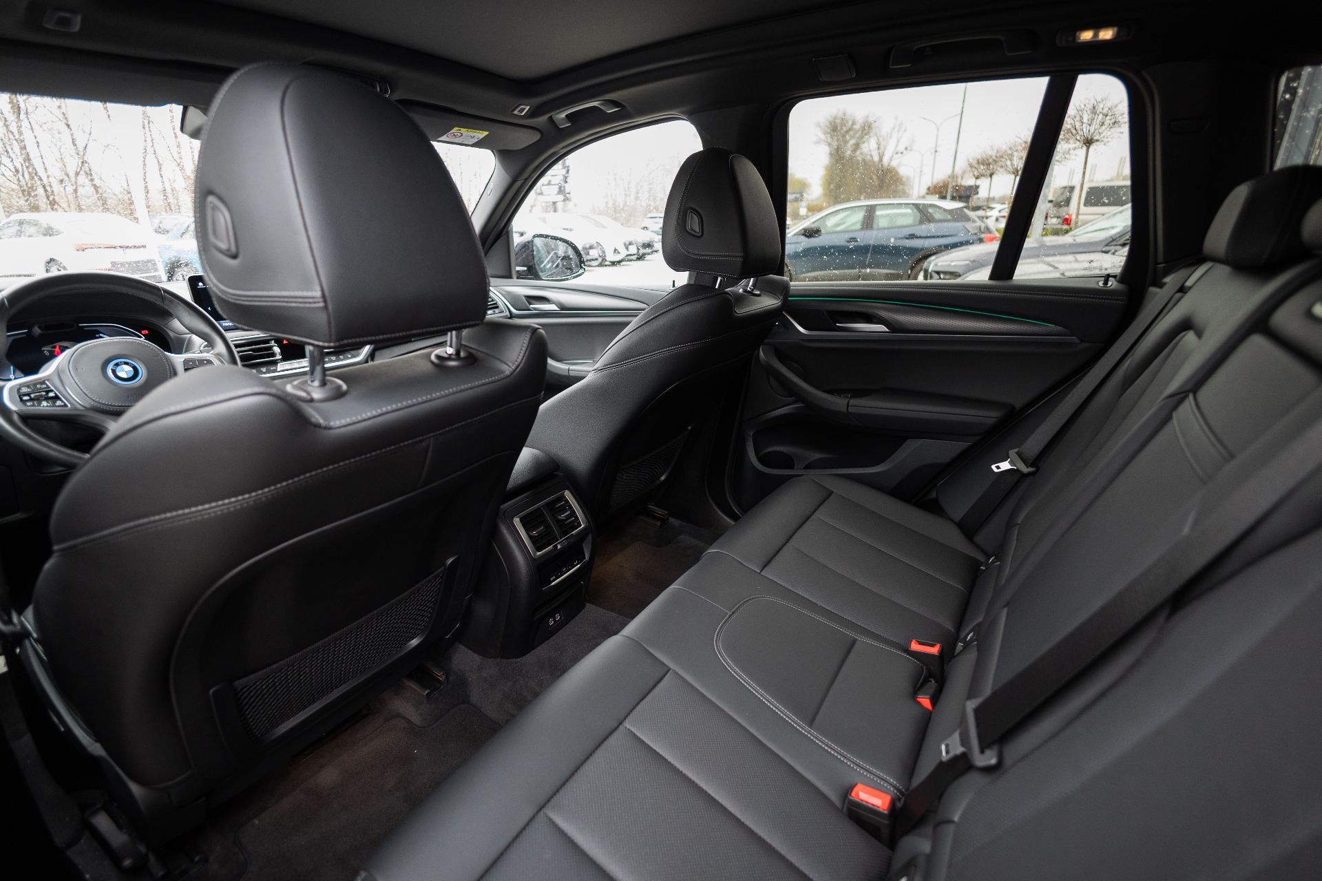 BMW iX3 thumbnail 6