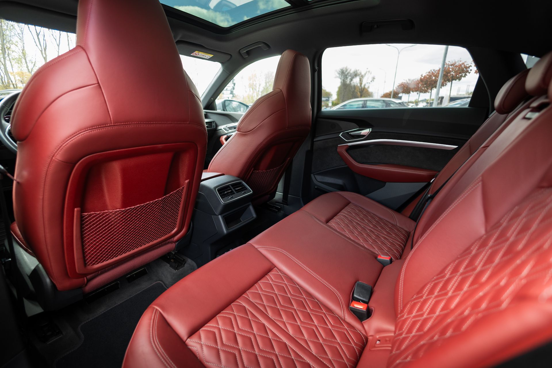 audi e-tron s sportback thumbnail 12