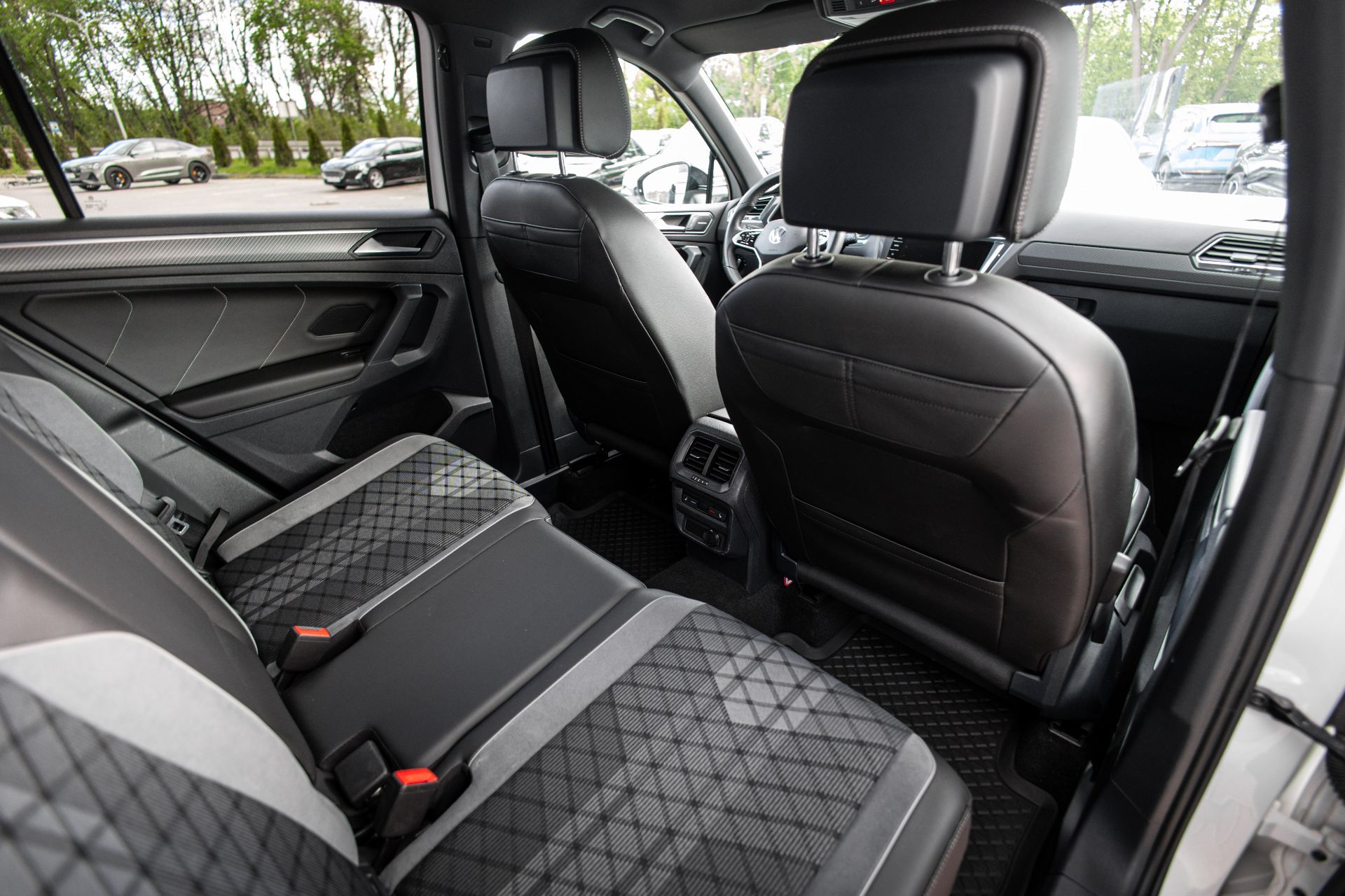 VOLKSAGEN TIGUAN R-LINE thumbnail 15