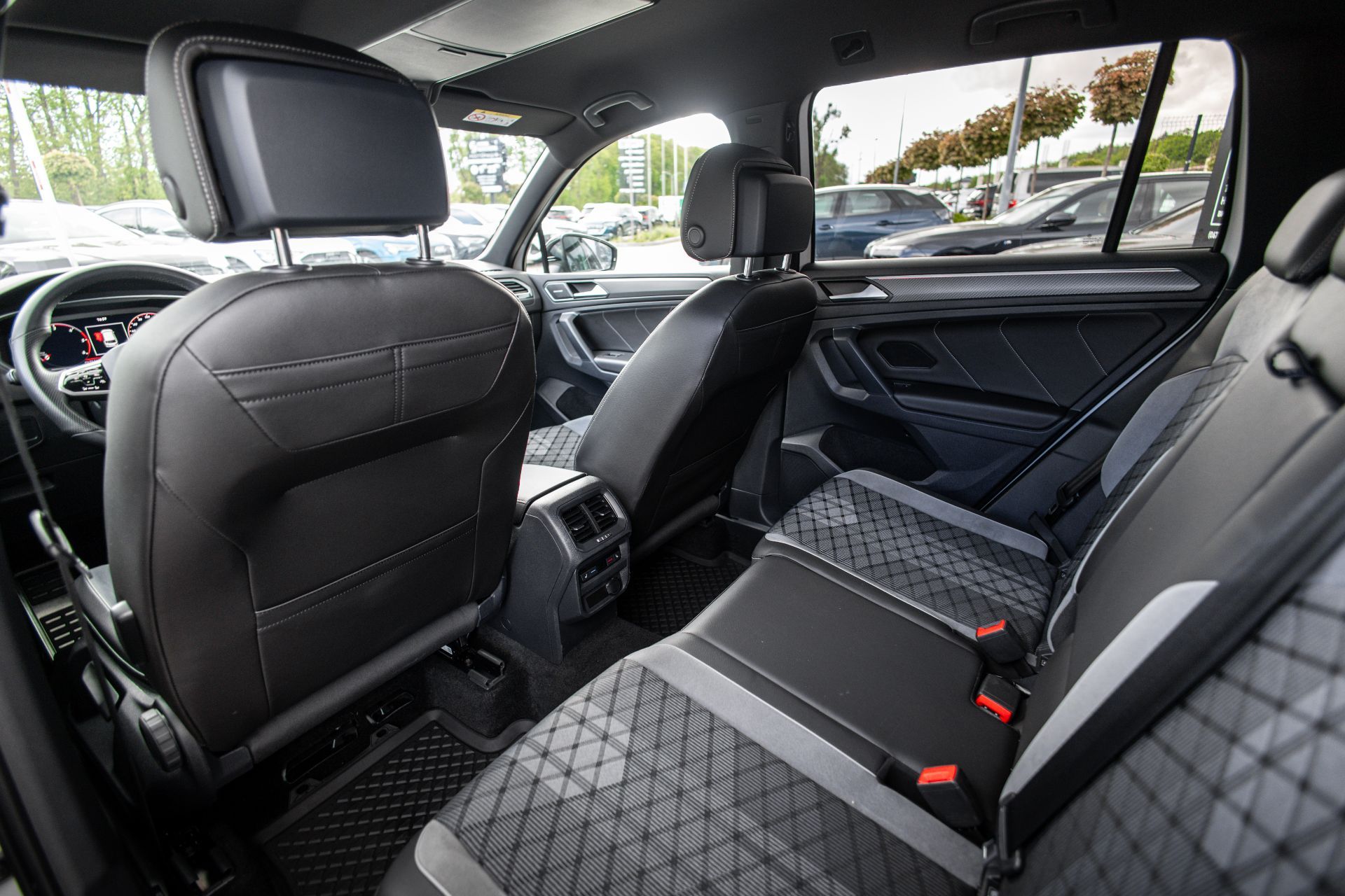 VOLKSAGEN TIGUAN R-LINE thumbnail 14
