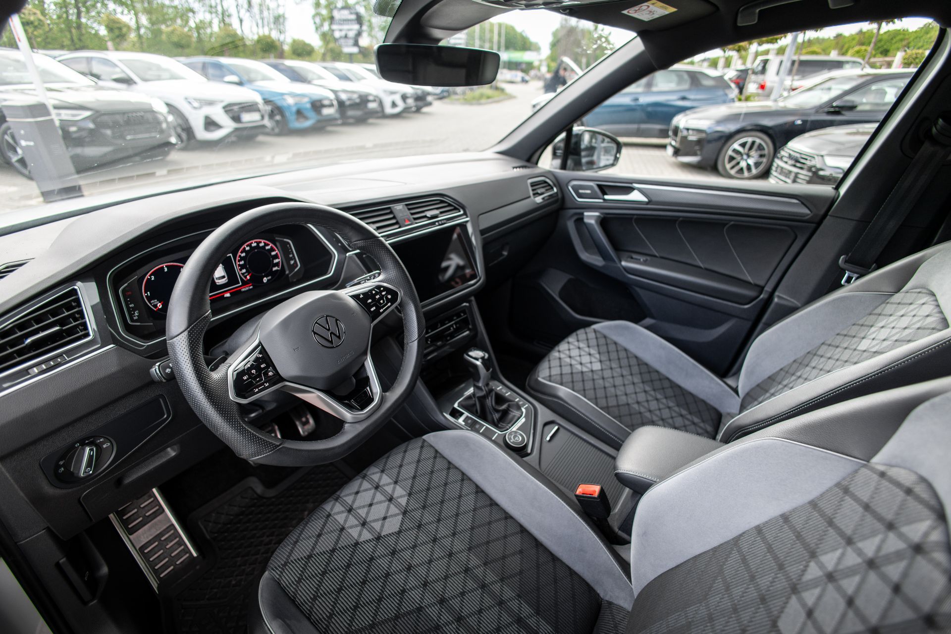 VOLKSAGEN TIGUAN R-LINE thumbnail 7