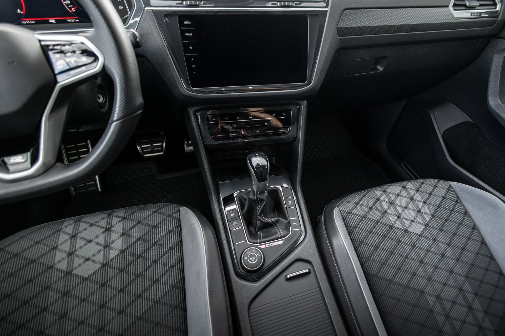 VOLKSAGEN TIGUAN R-LINE thumbnail 8