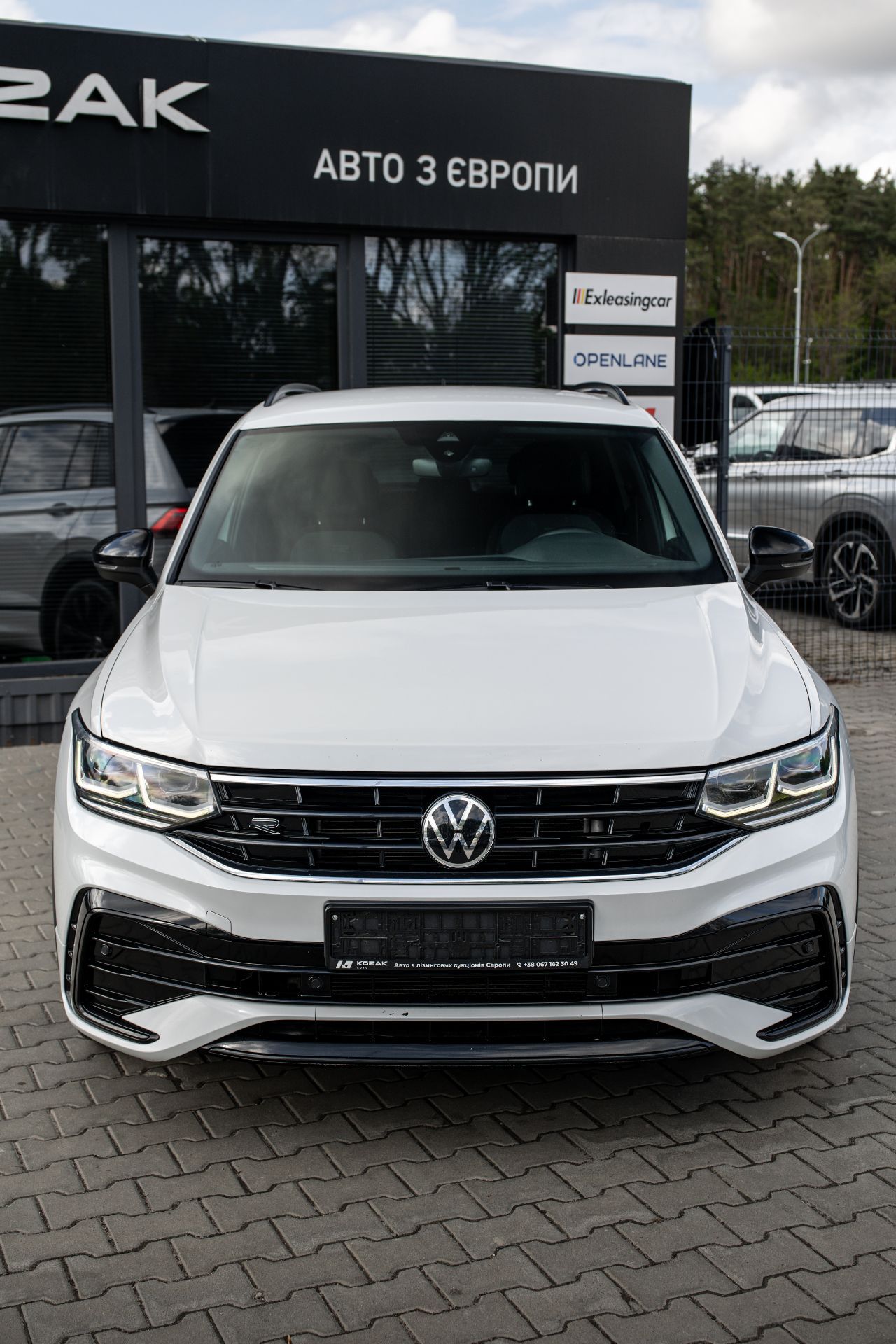VOLKSAGEN TIGUAN R-LINE thumbnail 2