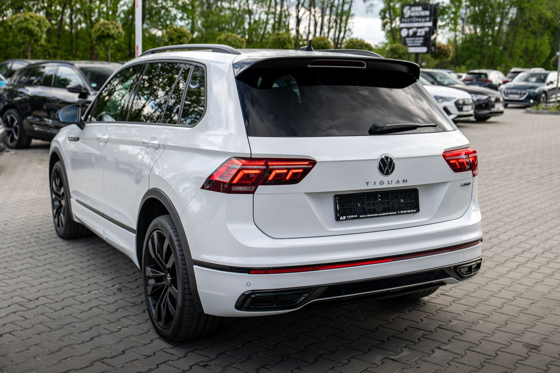 VOLKSAGEN TIGUAN R-LINE thumbnail 4