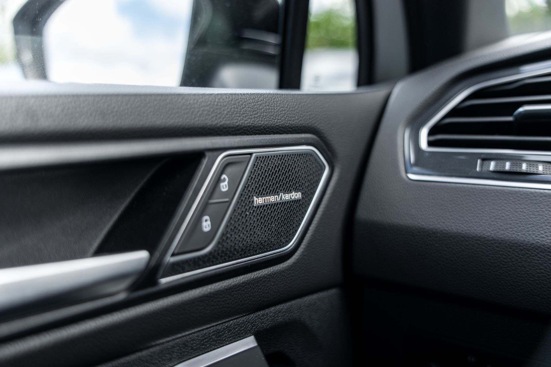 VOLKSAGEN TIGUAN R-LINE thumbnail 10