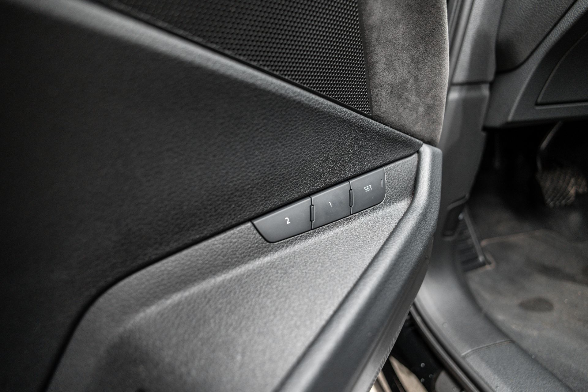 AUDI E-TRON thumbnail 18