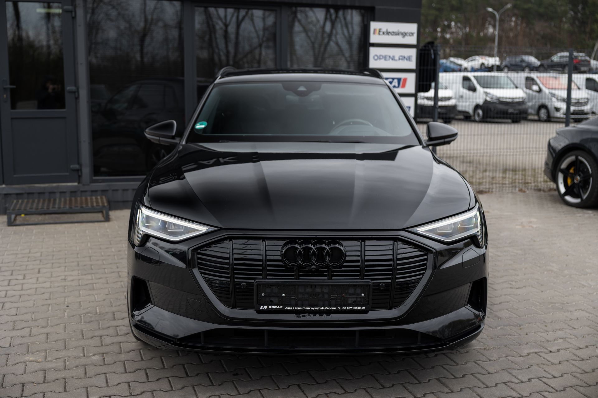 AUDI E-TRON thumbnail 3