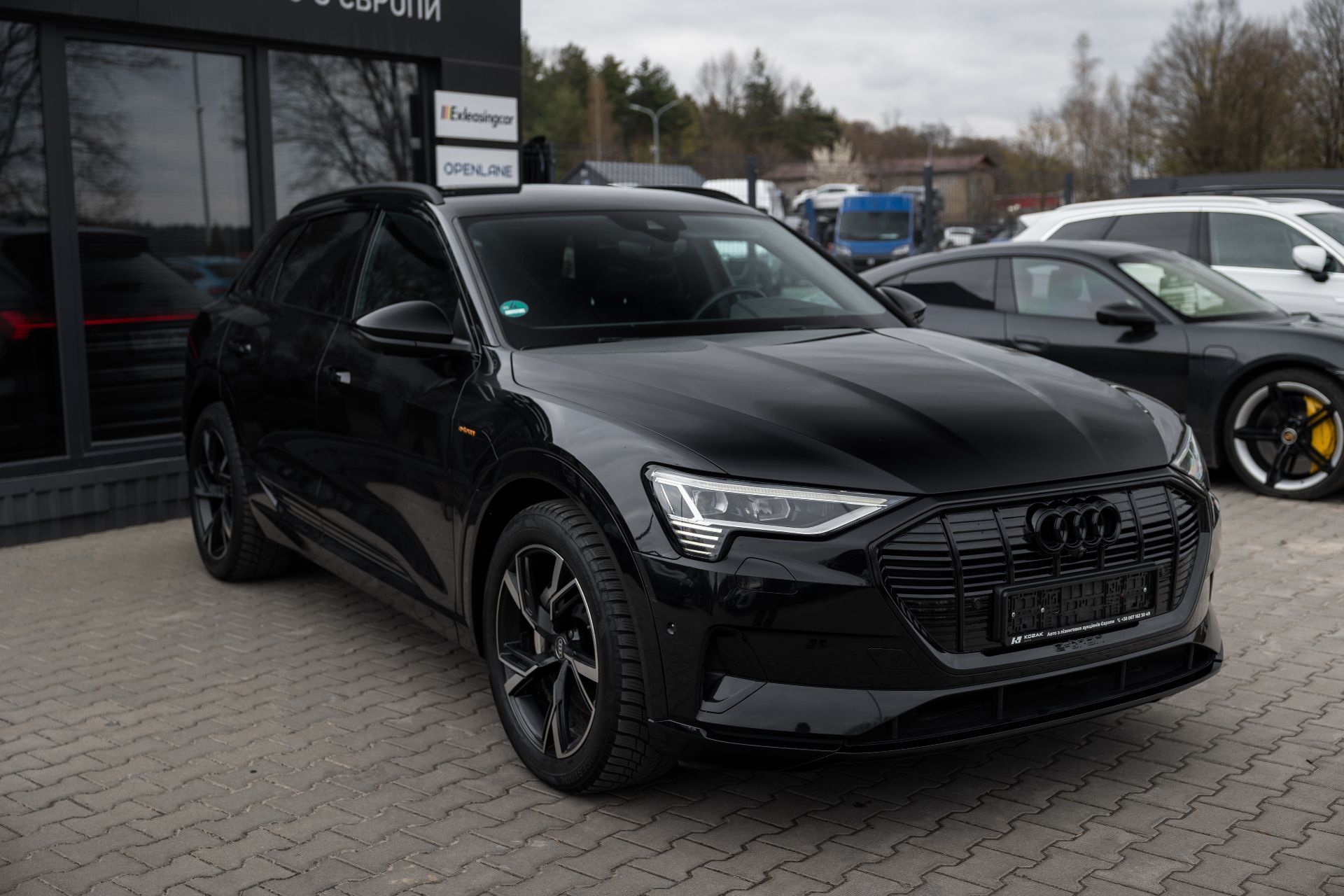 AUDI E-TRON thumbnail 4