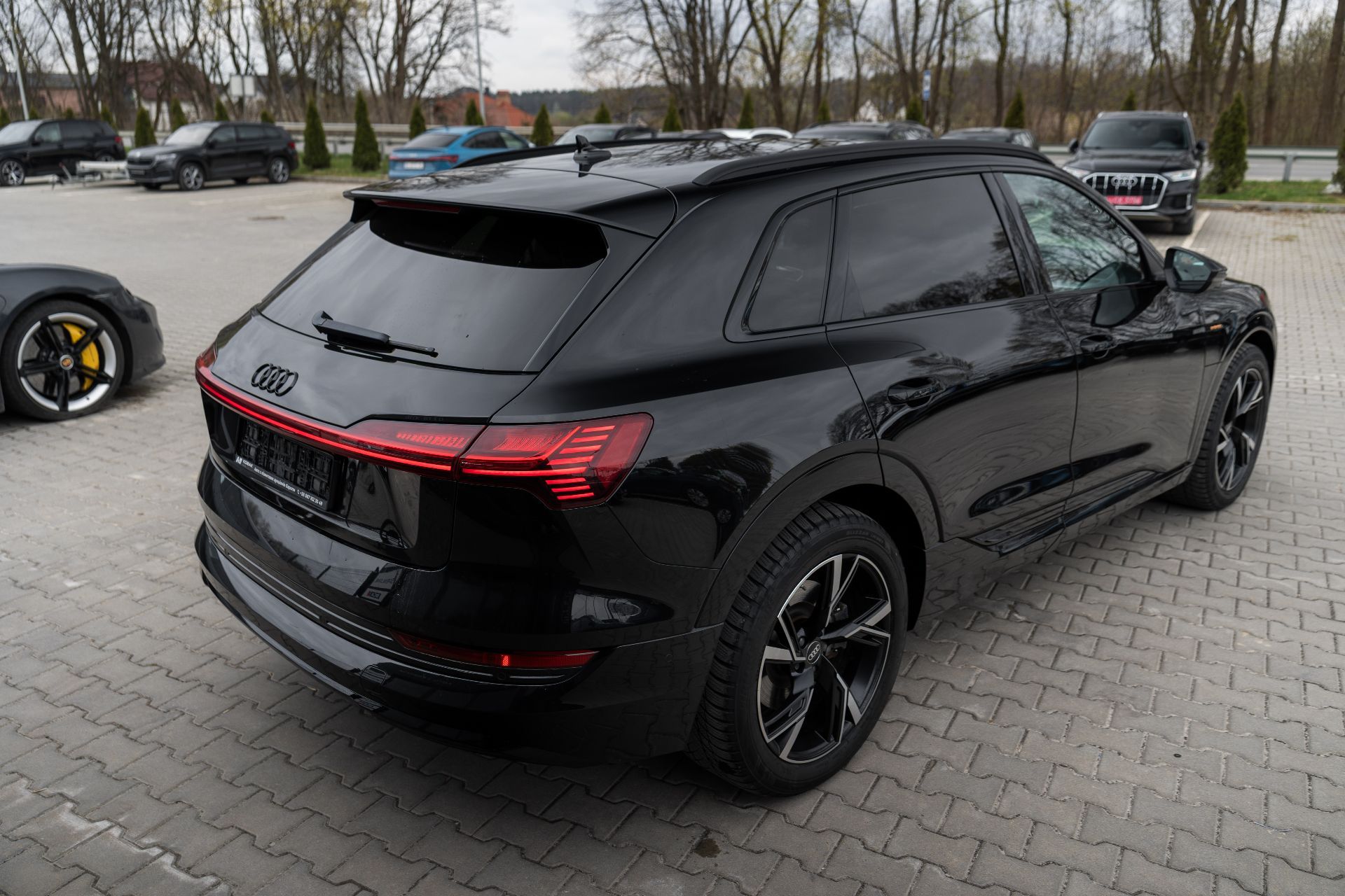 AUDI E-TRON thumbnail 5