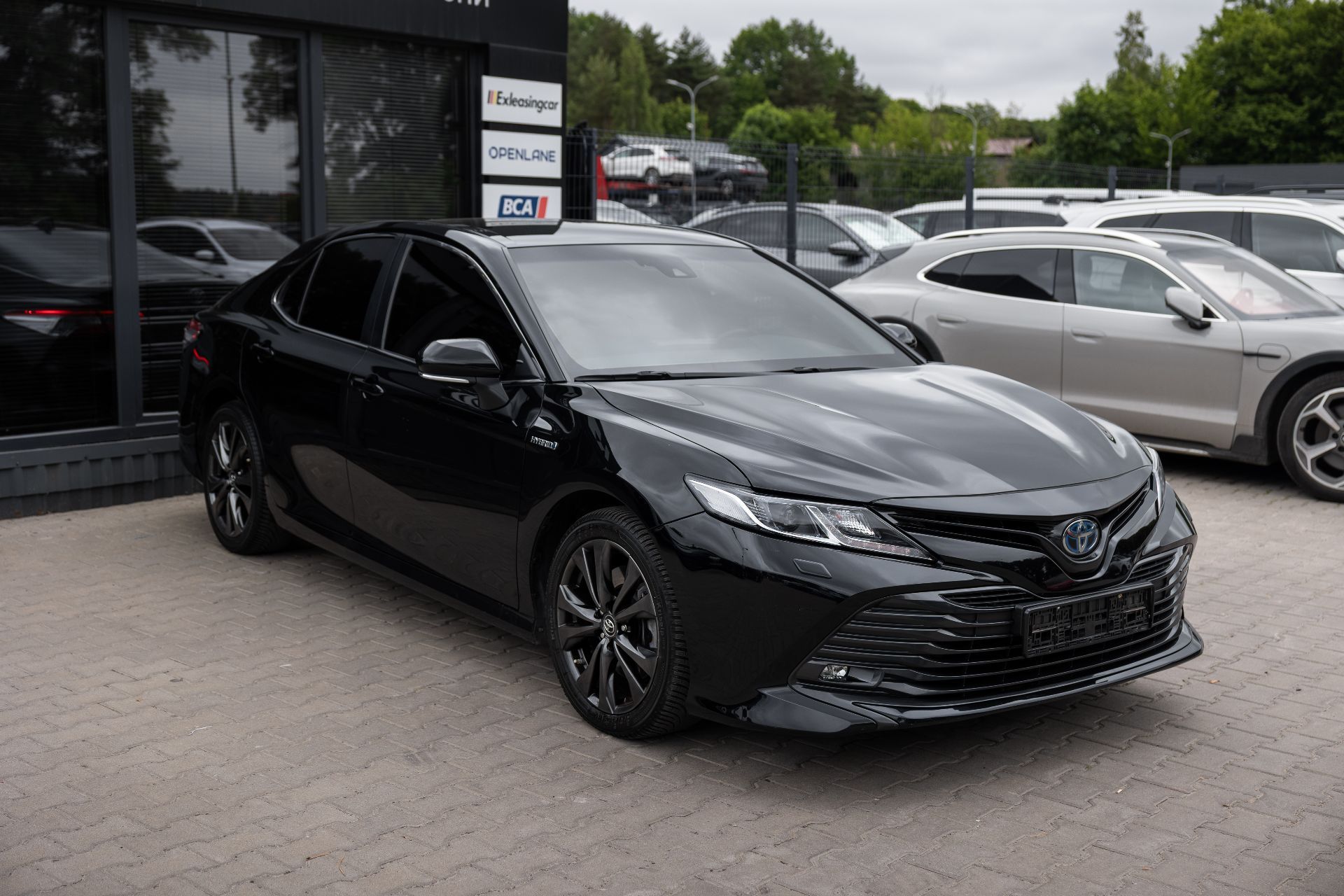 TOYOTA CAMRY HYBRID thumbnail 2