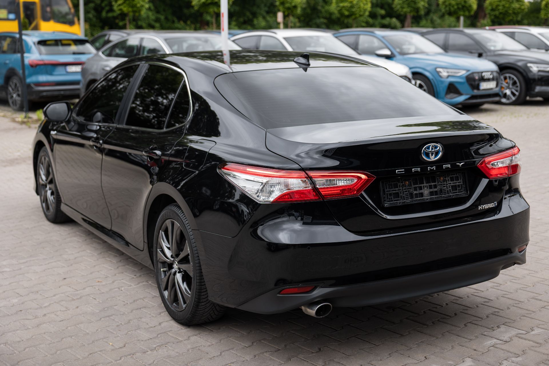 TOYOTA CAMRY HYBRID thumbnail 3