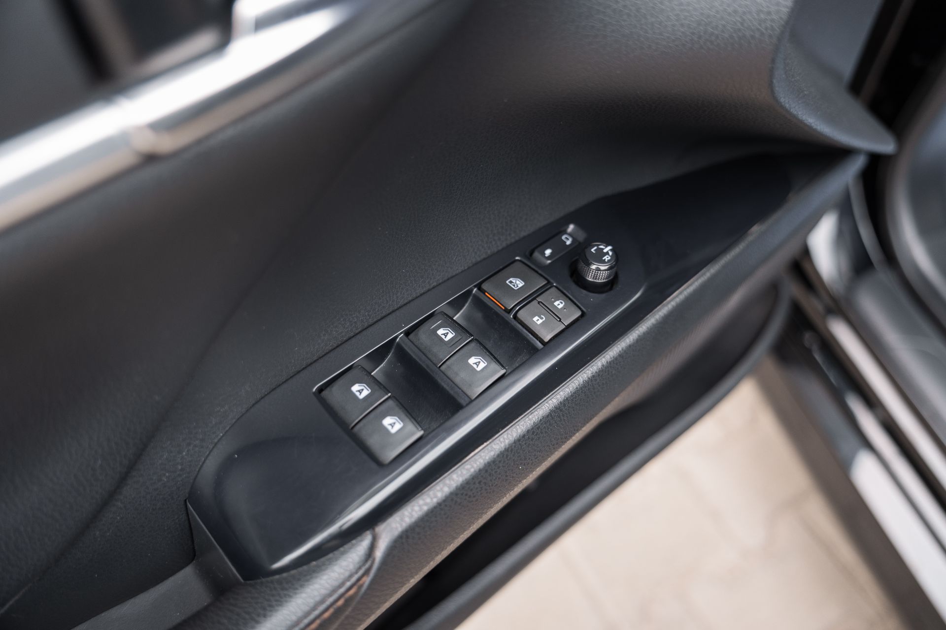 TOYOTA CAMRY HYBRID thumbnail 13