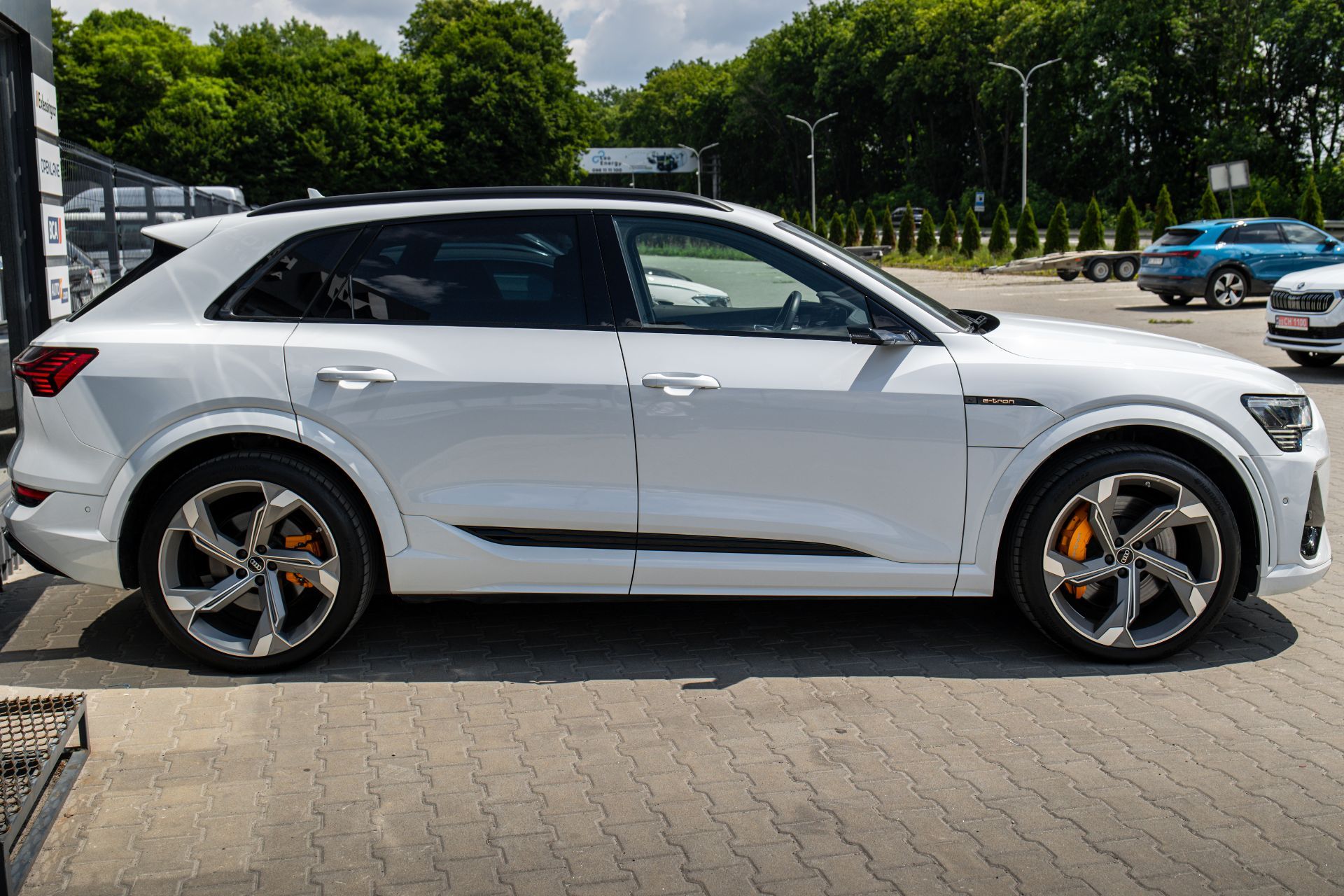 AUDI E-TRON thumbnail 2