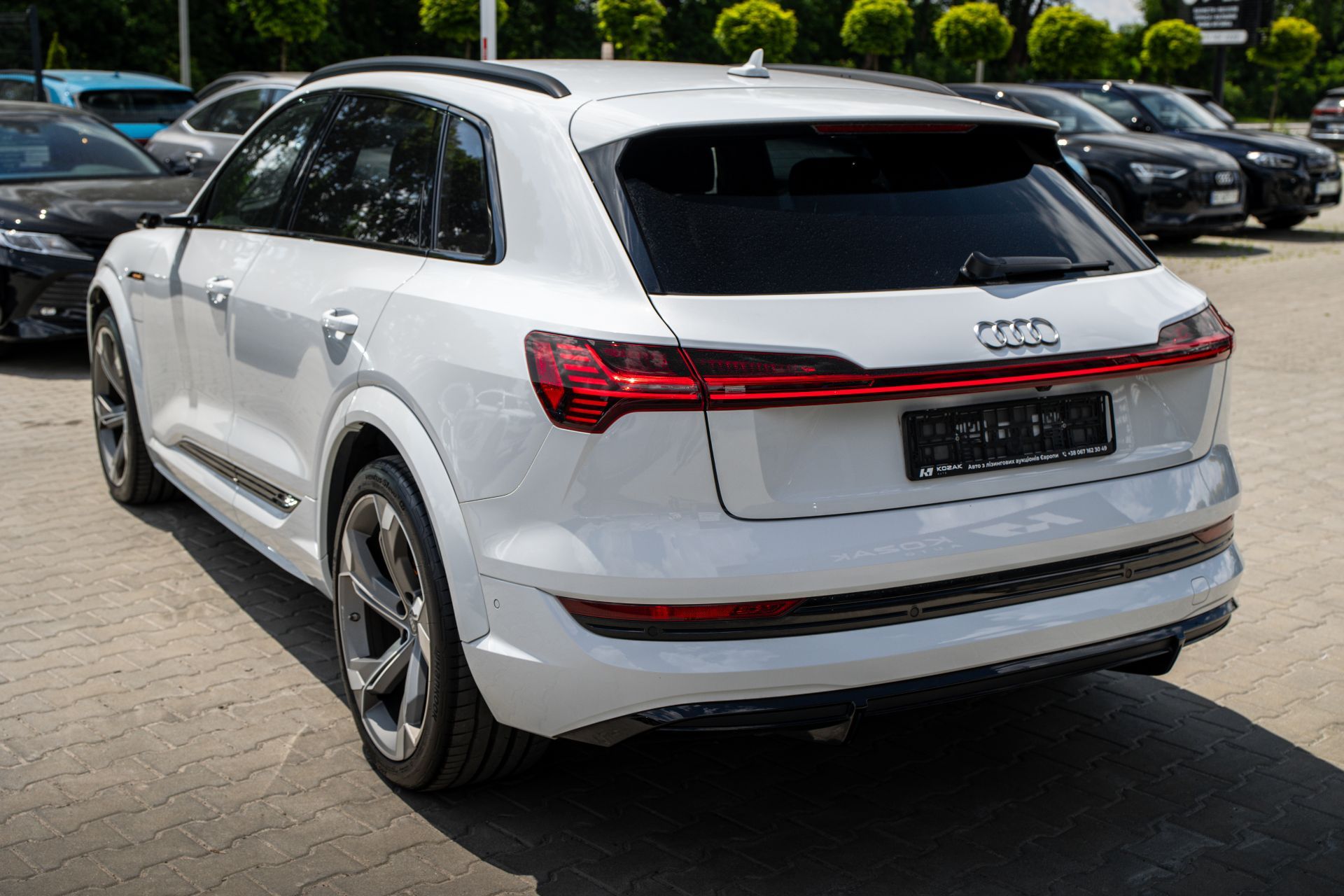 AUDI E-TRON thumbnail 3