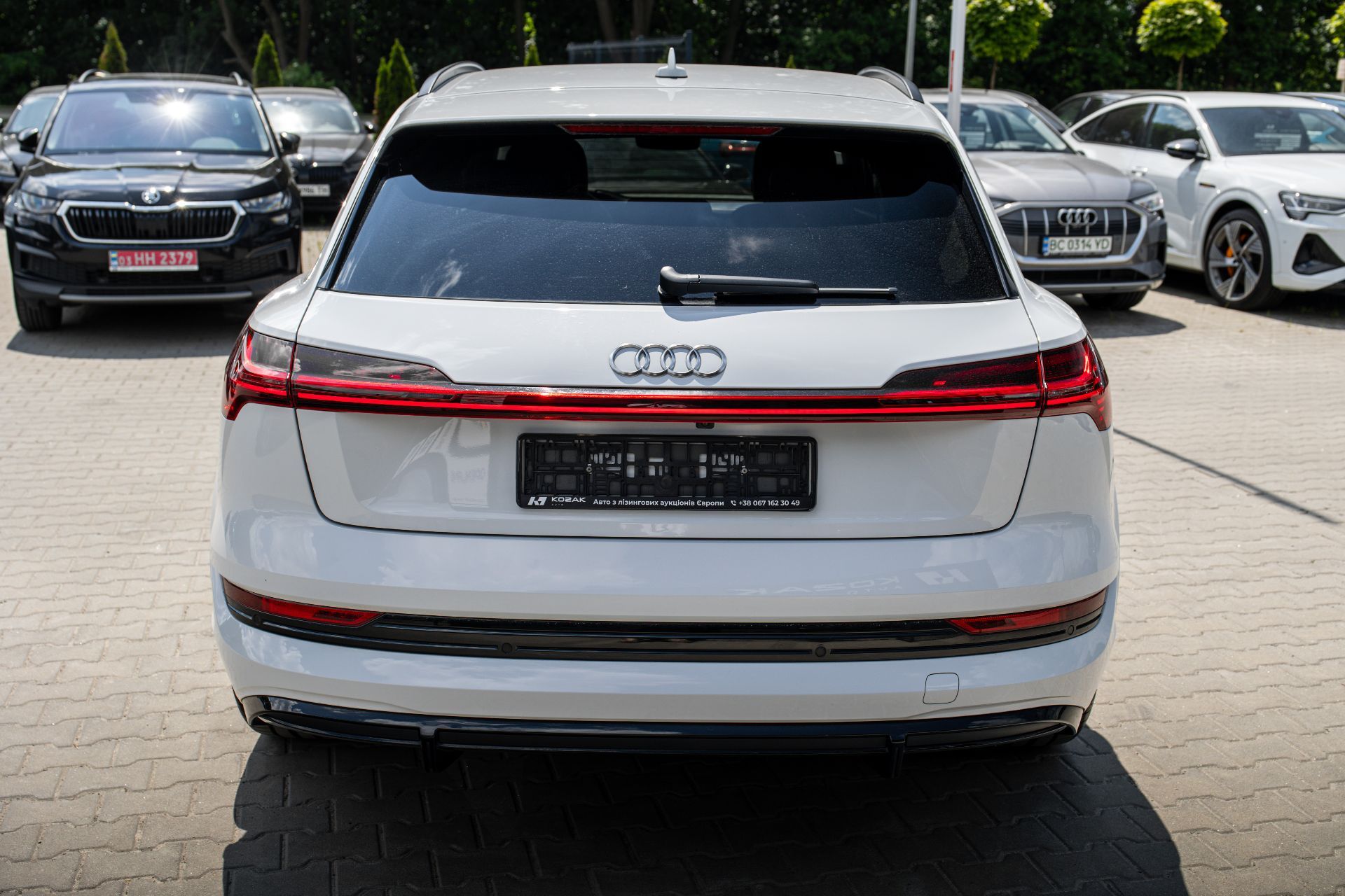 AUDI E-TRON thumbnail 6