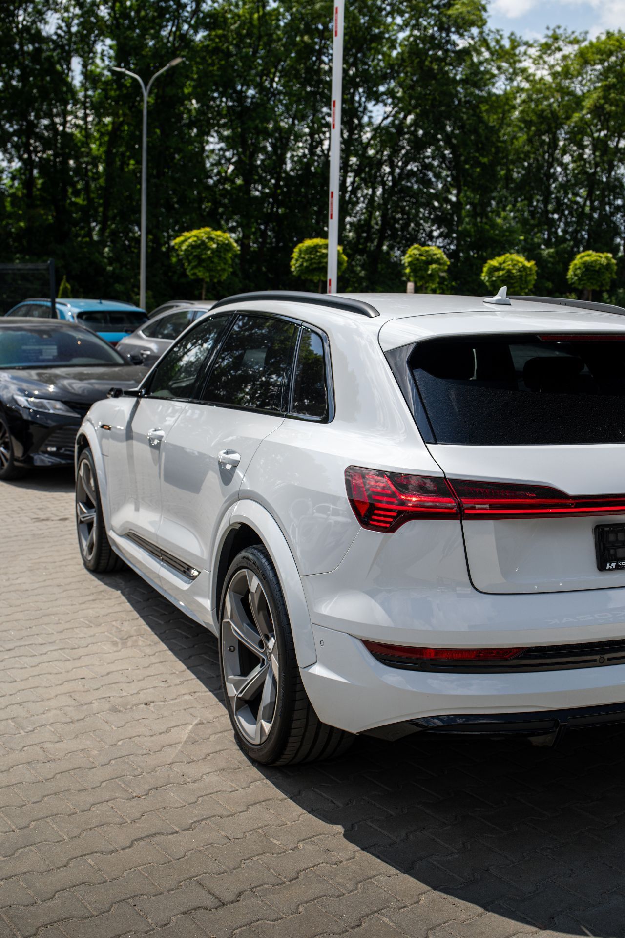 AUDI E-TRON thumbnail 7
