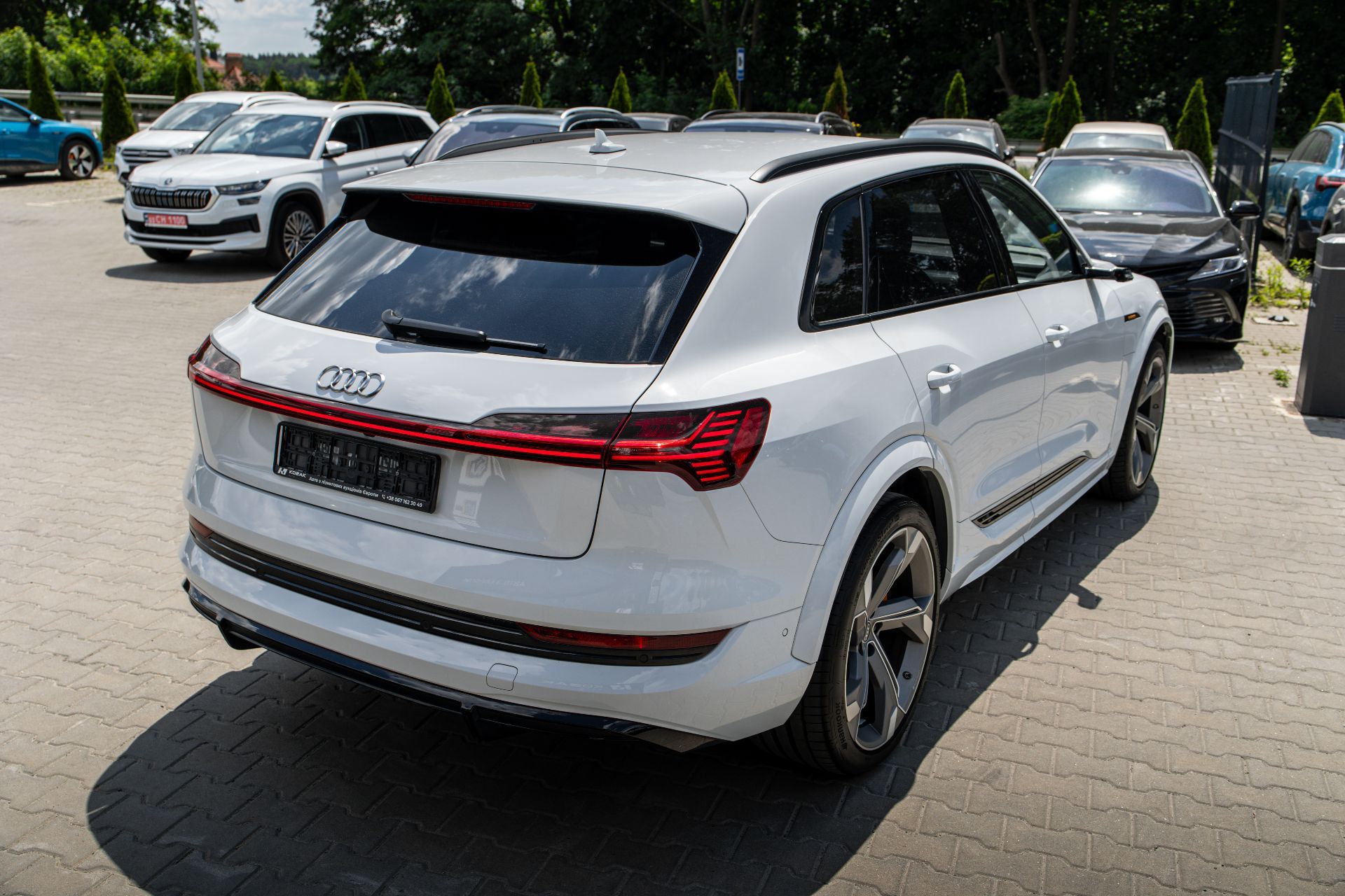 AUDI E-TRON thumbnail 4