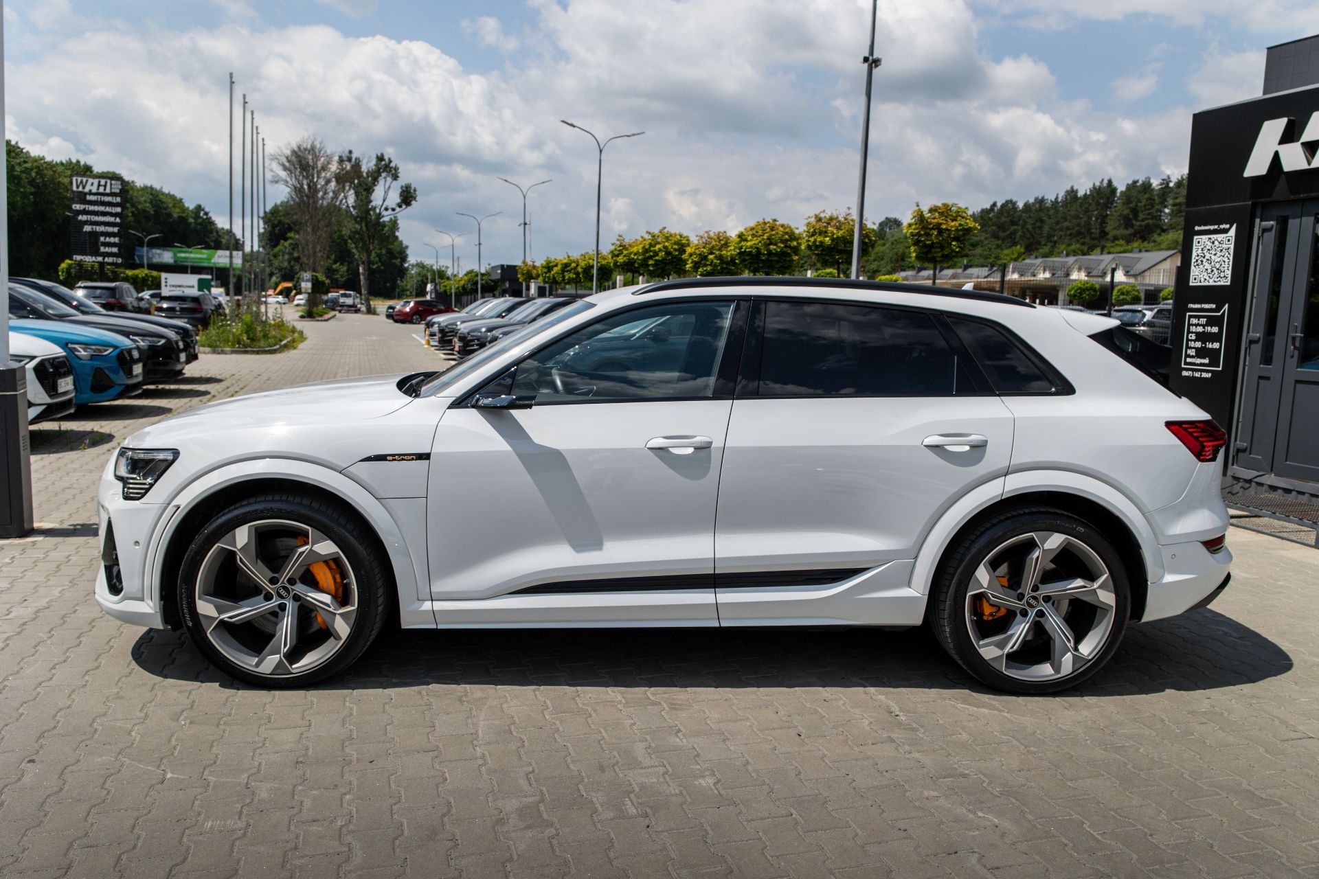 AUDI E-TRON thumbnail 5