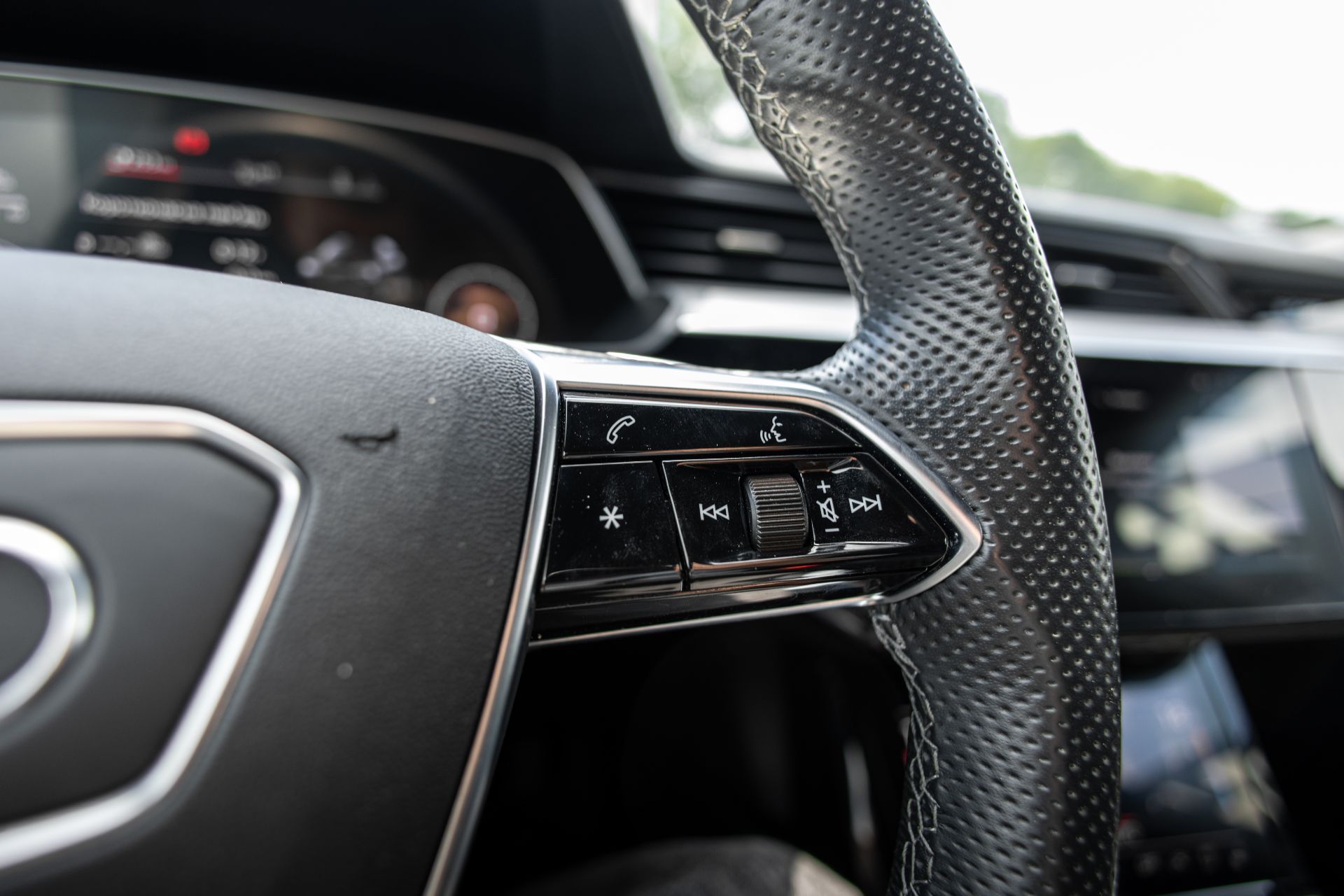 AUDI E-TRON thumbnail 22