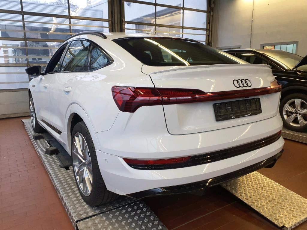 AUDI E-TRON thumbnail 3