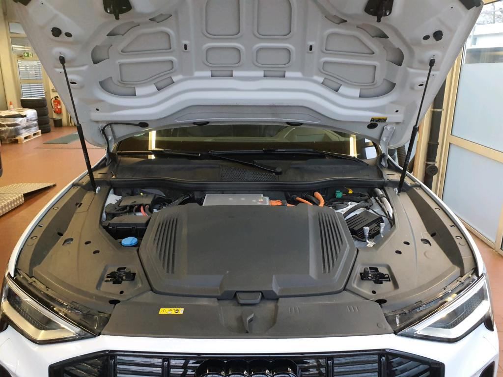 AUDI E-TRON thumbnail 9