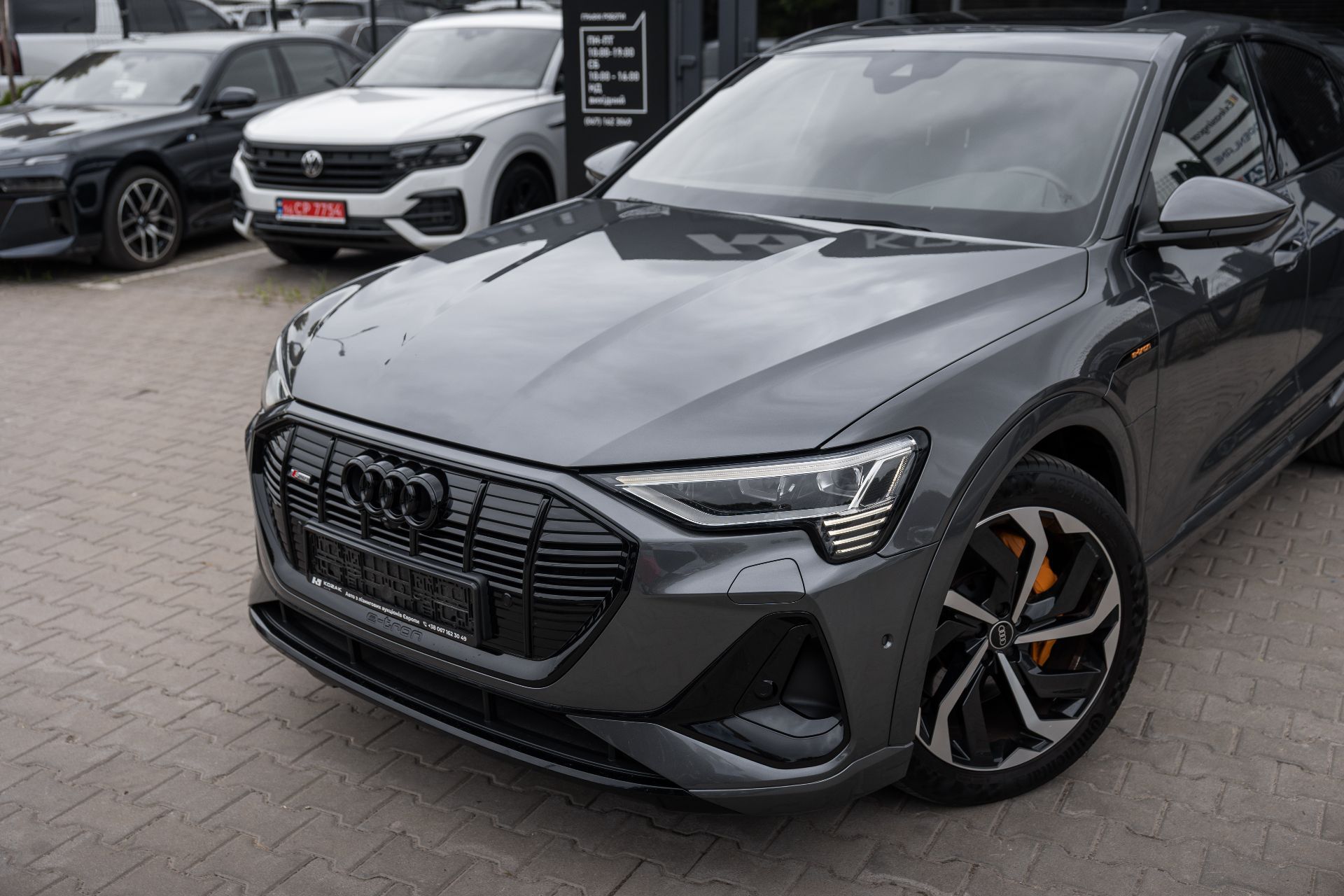 AUDI E-TRON  thumbnail 2