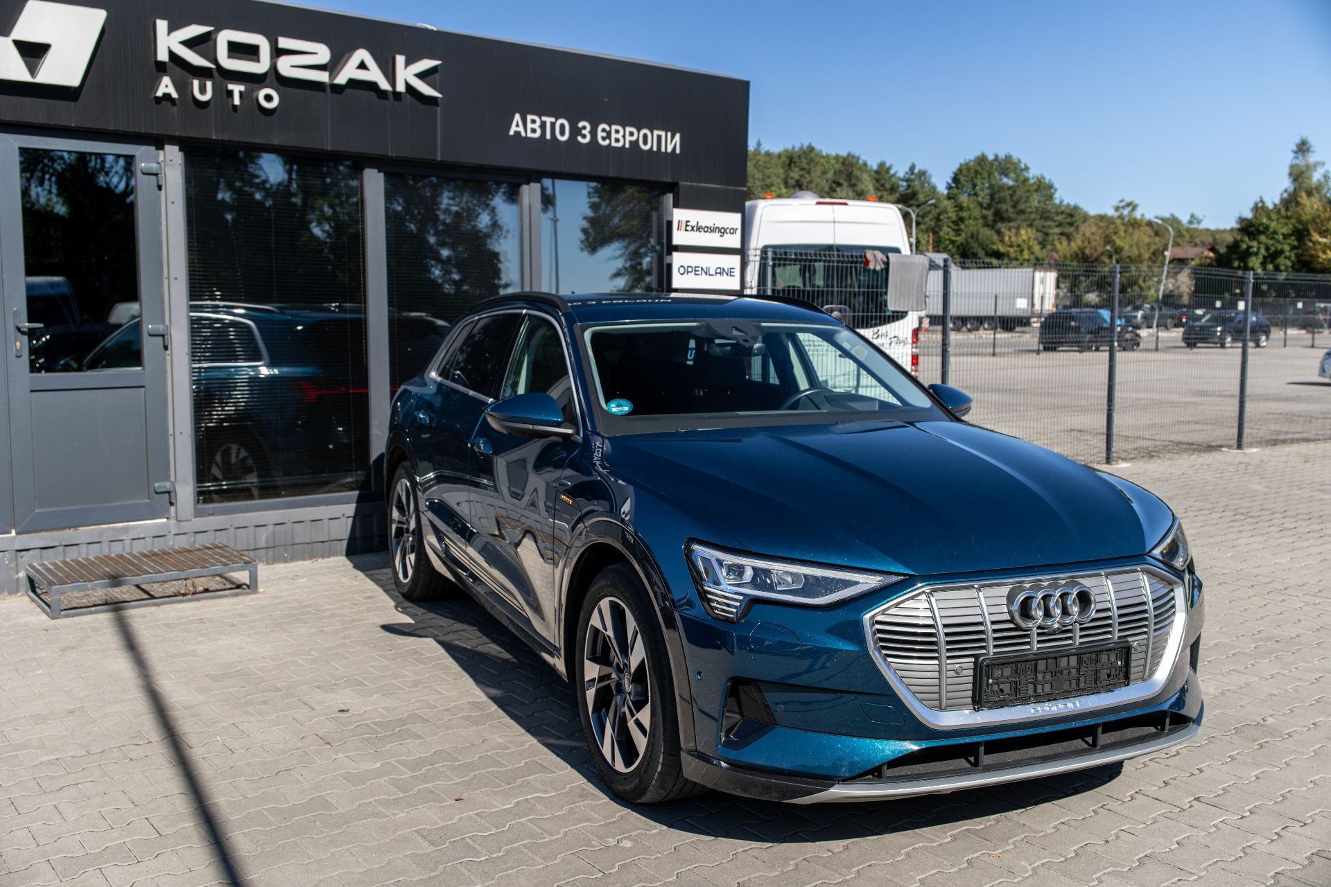 AUDI E-TRON  thumbnail 2