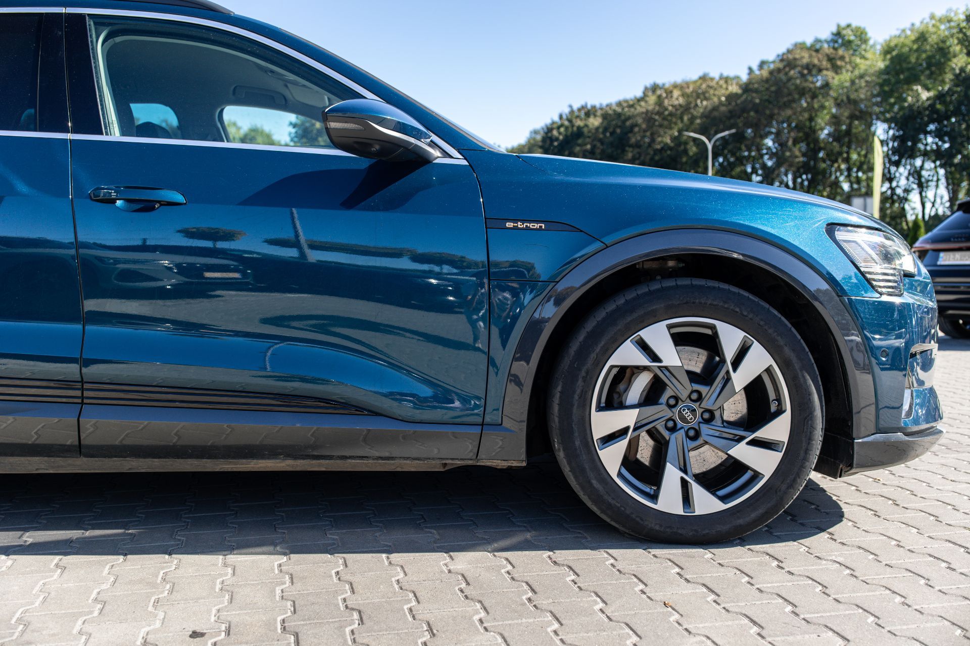 AUDI E-TRON  thumbnail 4