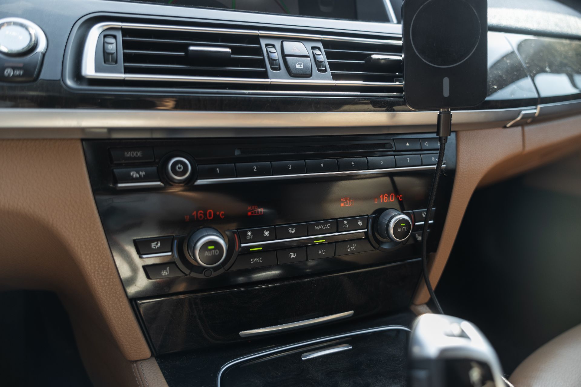 BMW 7 xDrive thumbnail 25