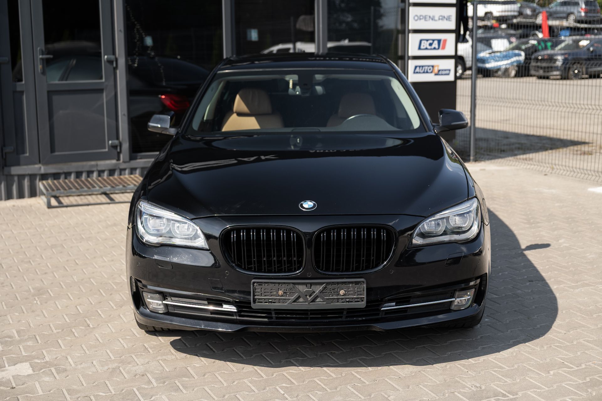 BMW 7 xDrive thumbnail 2