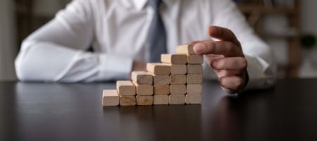 O custo invisível de liderar no nível errado: Como o pipeline de liderança explica o descompasso
