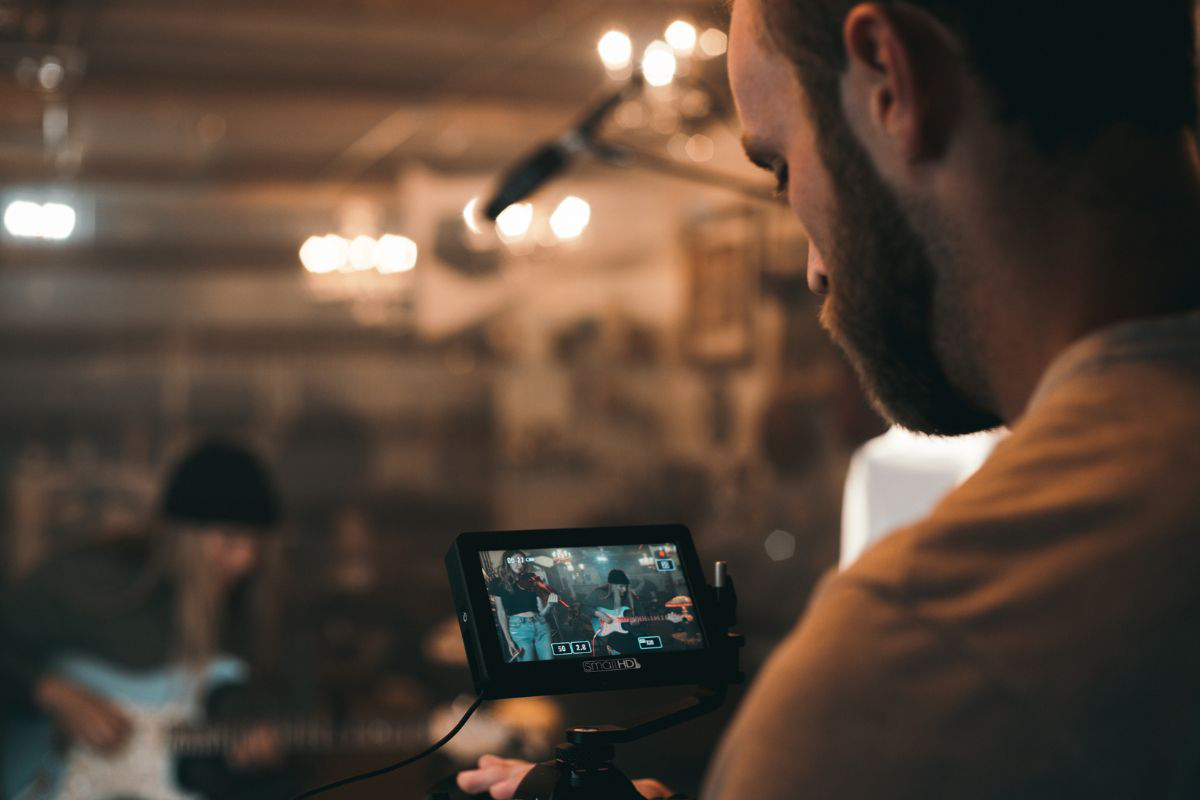 Un vidéaste filmant un groupe de musicien