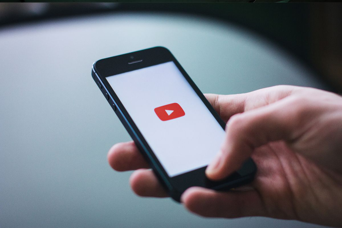 un smartphone avec le logo youtube - norde.be
