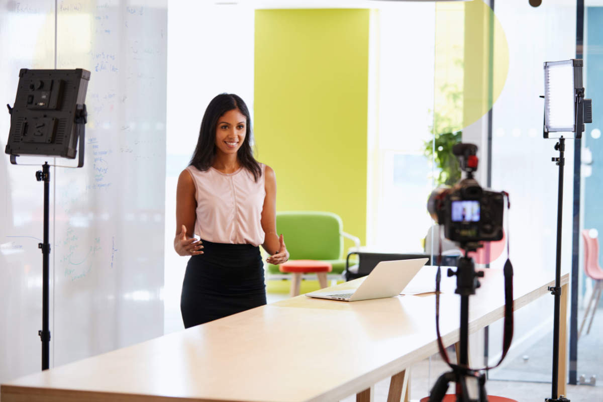 Une femme fait une présentation de son entreprise devant une caméra - Norde